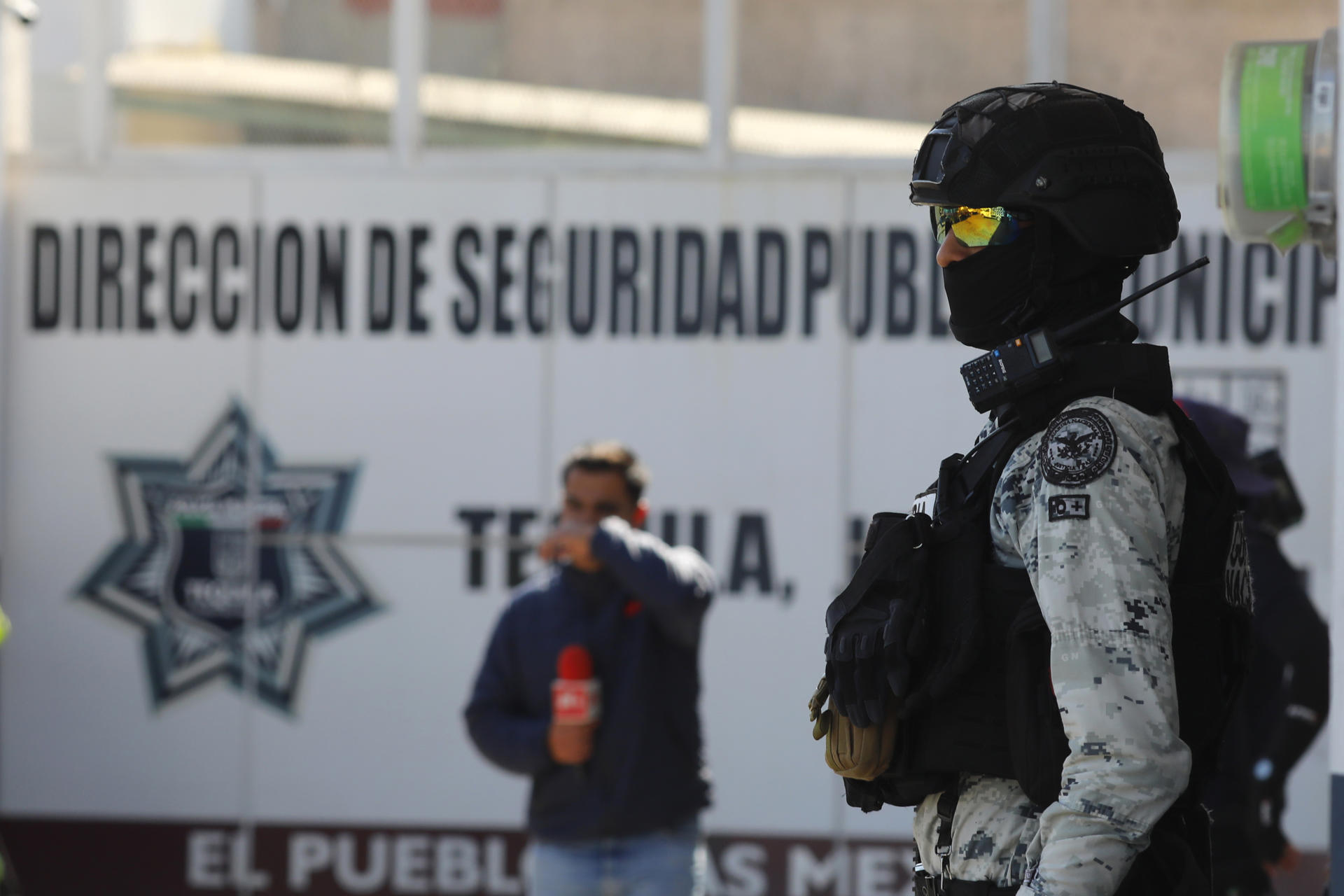 Un integrante de la Guardia Nacional custodia las instalaciones de una comisaría este jueves, en el municipio de Tequila, Jalisco (México). EFE/ Francisco Guasco
