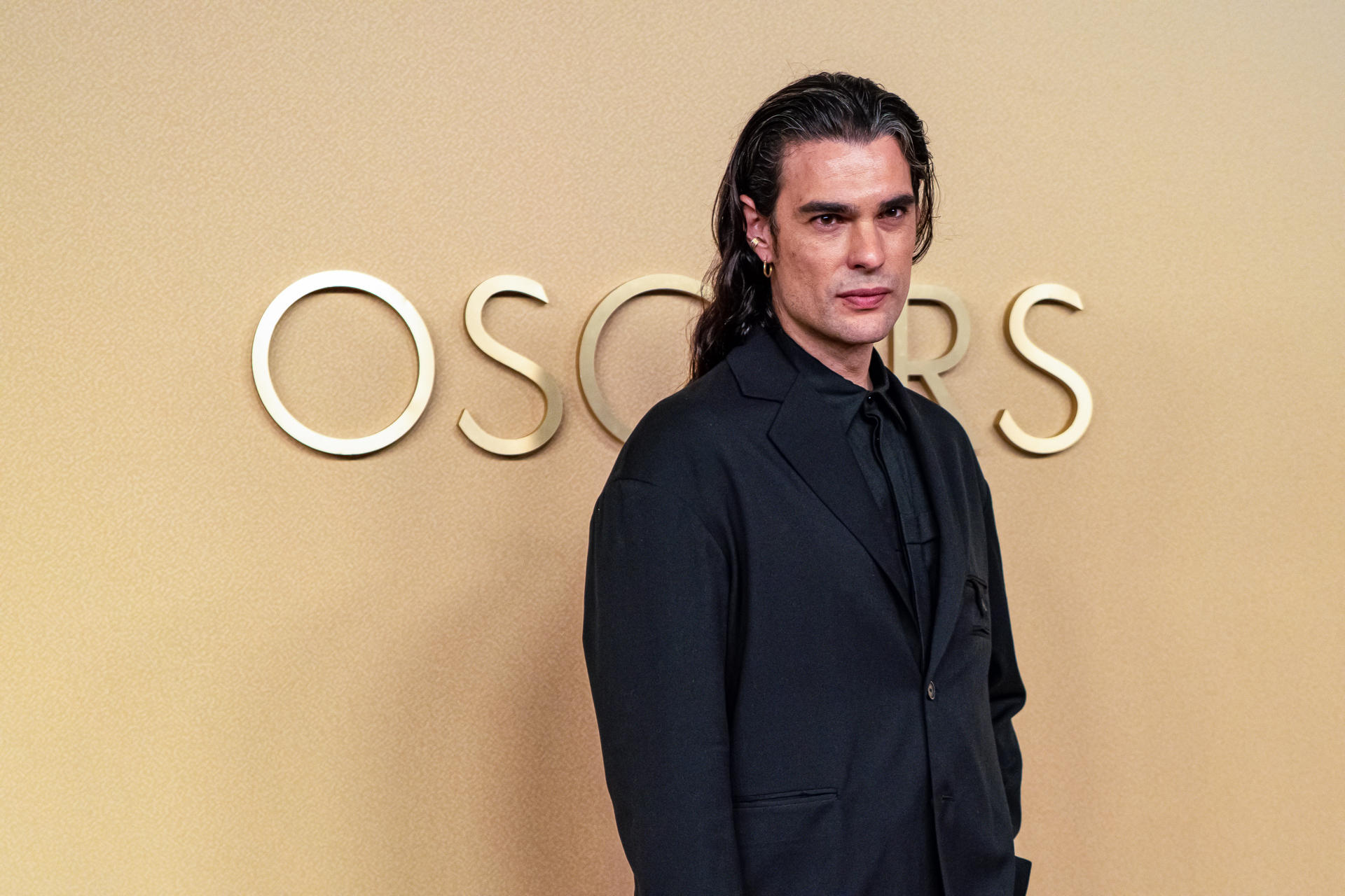 El director de cine español Oliver Laxe posa durante la alfombra roja del tradicional almuerzo de los nominados a la 98ª edición de los Óscar este martes, en Los Ángeles (Estados Unidos). EFE/ Omar Alonso
