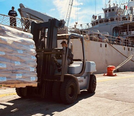 México envía “ayuda humanitaria” a Cuba con más de 814 toneladas de víveres Fotografía cedida por la Secretaría de Relaciones Exteriores (SRE) de México, de integrantes de la Armada de México, durante el traslado de ayuda humanitaria hacia Cuba, este domingo en el puerto de Veracruz (México). EFE/ Secretaría de Relaciones Exteriores (SRE) /SOLO USO EDITORIAL/ NO VENTAS/ SOLO DISPONIBLE PARA ILUSTRAR LA NOTICIA QUE ACOMPAÑA (CRÉDITO OBLIGATORIO) MÁXIMA CALIDAD DISPONIBLE