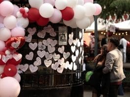 San Valentín dejará beneficios en México de 3.520 millones de dólares, según estudio Una pareja lee mensajes escritos durante la celebración del Día de San Valentín, en la Ciudad de México (México). Imagen de archivo. EFE/ José Méndez