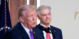 Trump propuso poner su nombre a aeropuerto en Washington y Penn Station en Nueva York Imagen de archivo. EFE/EPA/AARON SCHWARTZ / POOL