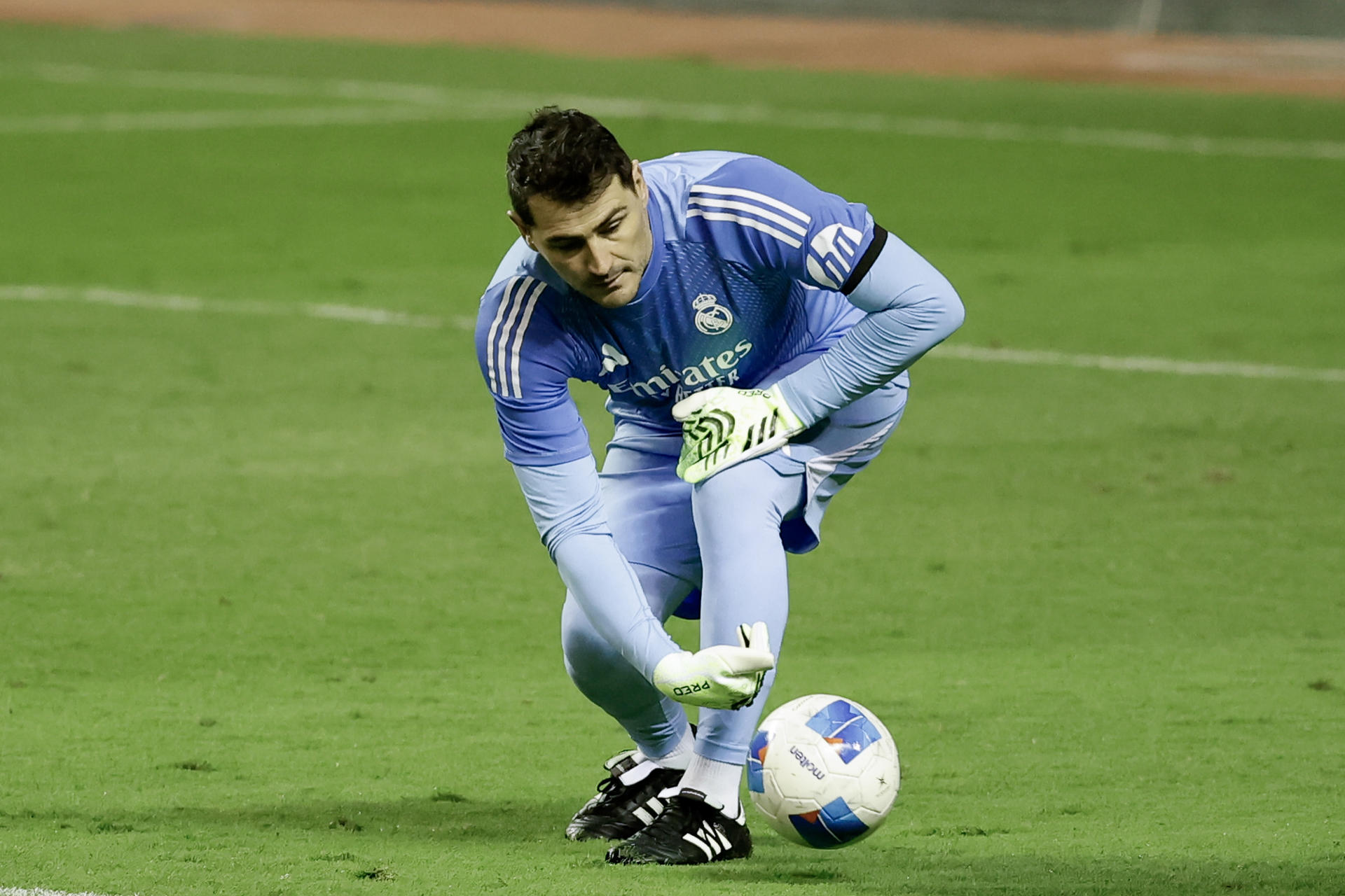 A los 44 años, el exguardameta español Iker Casillas volvió a representar este sábado a Real Madrid en un partido de exhibición contra leyendas del Barcelona este sábado en el estadio Nacional de San José. EFE/ Jeffrey Arguedas 