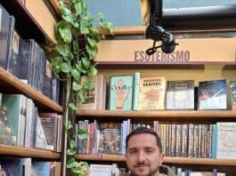 Mariposas amarillas vuelan de México a Budapest de la mano del colombiano Joaquín Restrepo El escultor colombiano Joaquín Restrepo, posa este viernes (ayer), al termino de una entrevista con EFE, en la Ciudad de México (México). EFE/Gustavo Borges