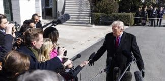 Trump urge a Zelenski a cerrar acuerdo con Rusia y a celebrar elecciones antes de verano EFE/EPA/JIM LO SCALZO