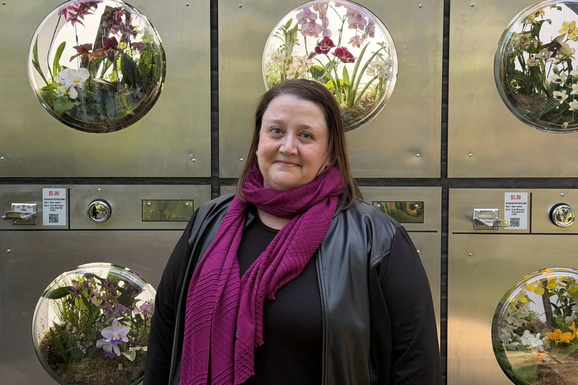 La vicepresidenta de Exhibiciones del Jardín Botánico de Nueva York (NYBG), Joanna Groarke, posa durante una presentación de la muestra 'Concrete Jungle' (Selva de Asfalto) este miércoles, en Nueva York (Estados Unidos). EFE/Sarah Yáñez-Richards
