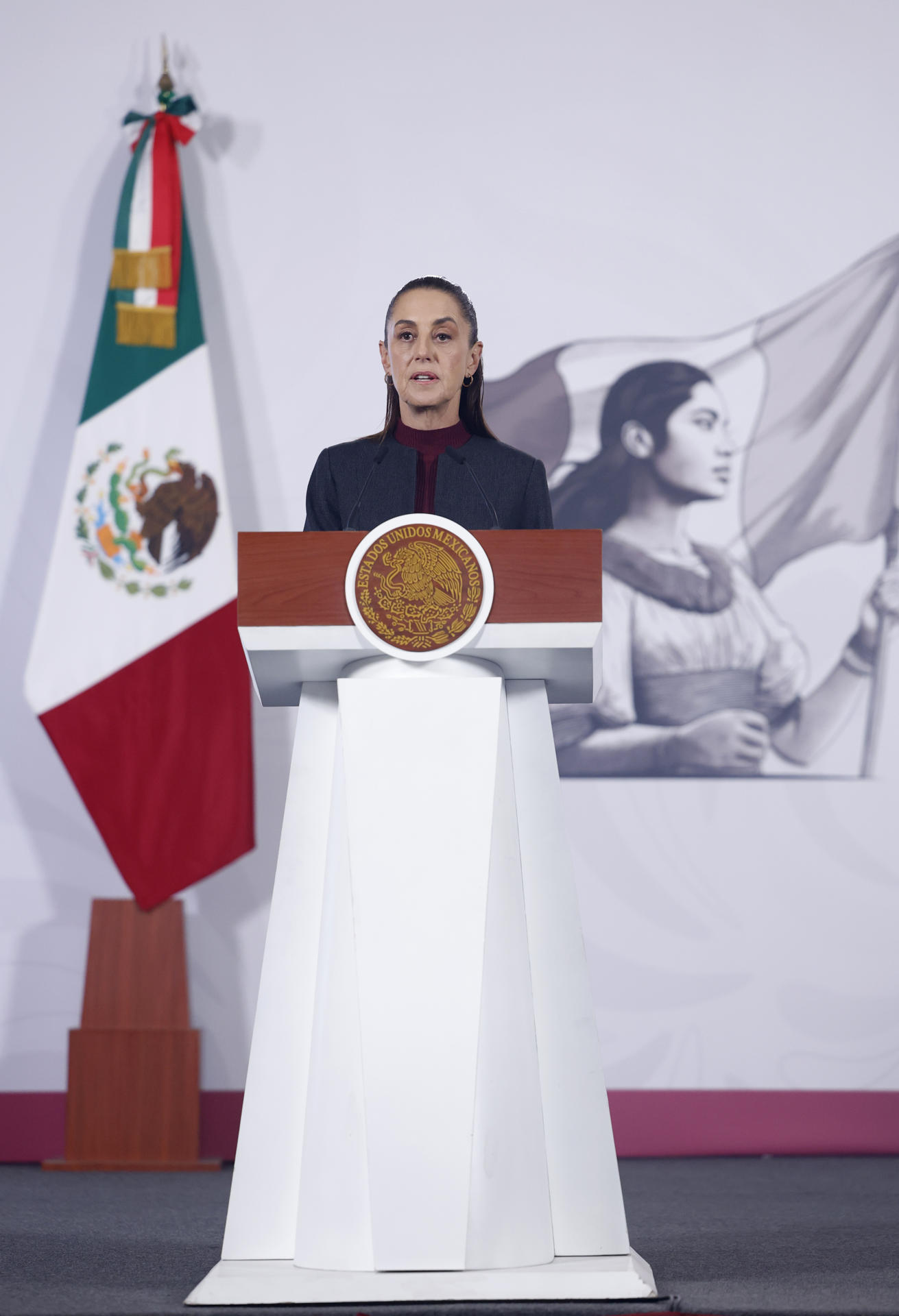 La presidenta de México, Claudia Sheinbaum, habla durante una rueda de prensa este viernes, en el Palacio Nacional de Ciudad de México (México). EFE/ Sáshenka Gutiérrez