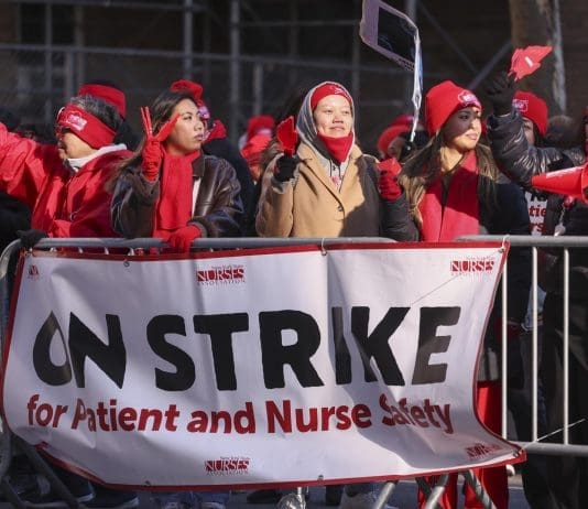 Dos tercios de las enfermeras de Nueva York en huelga llegan a un acuerdo preliminar Las enfermeras y otros simpatizantes continúan en huelga frente al Hospital Mount Sinai en Nueva York, Nueva York, EEUU. Imagen de archivo. EFE/EPA/SARAH YENESEL