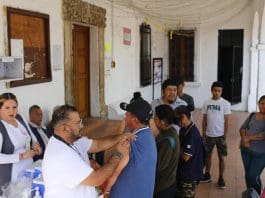 México intensifica, a contrarreloj, la vacunación para frenar el brote de sarampión Personal de la Secretaría de Salud aplican vacunas contra el Sarampión este viernes (ayer), en el poblado de San Martín de las Flores, municipio de Tlaquepaque, en Jalisco (México). EFE/ Francisco Guasco