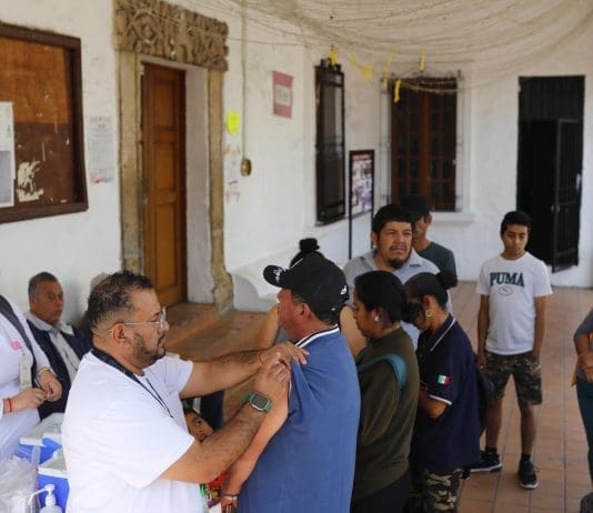 México intensifica, a contrarreloj, la vacunación para frenar el brote de sarampión Personal de la Secretaría de Salud aplican vacunas contra el Sarampión este viernes (ayer), en el poblado de San Martín de las Flores, municipio de Tlaquepaque, en Jalisco (México). EFE/ Francisco Guasco