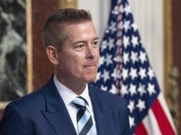 Autoridades militares cerraron espacio aéreo en El Paso para probar un láser anti-drones Imagen de archivo. EFE/EPA/Chris Kleponis / POOL