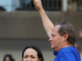 Excarcelan en Venezuela a Juan Pablo Guanipa, dirigente cercano a María Corina Machado La líder antichavista María Corina Machado (i) pronuncia un discurso junto al exdiputado venezolano Juan Pablo Guanipa, en una manifestación en Caracas (Venezuela). Imagen de archivo. EFE/ Miguel Gutiérrez