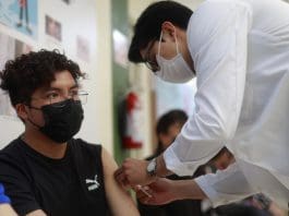 Ciudad de México prevé alcanzar el próximo mes inmunidad comunitaria contra el sarampión Una persona recibe una vacuna contra el sarampión en la ciudad de Toluca (México). Imagen de archivo. EFE/ Felipe Gutiérrez