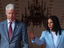 Visita de Wright y licencias de EEUU acercan el desbloqueo del sector petrolero venezolano La mandataria encargada de Venezuela, Delcy Rodríguez (d), y el secretario de Energía de EE.UU., Chris Wright, ofrecen declaraciones luego de una reunión oficial en Caracas (Venezuela). Imagen de archivo. EFE/ Miguel Gutiérrez