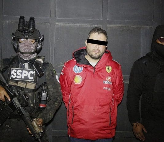 Detienen al alcalde mexicano de Tequila por extorsión y vínculos con el narcotráfico Fotografía cedida por la Secretaria de Seguridad y Protección Ciudadana de México (SSPC) que muestra al presidente municipal de Tequila, Diego Rivera Navarro, custodiado durante su detención este jueves, en Jalisco (México). EFE/ Secretaria Seguridad y Protección Ciudadana de México /SOLO USO EDITORIAL/ NO VENTAS/ SOLO DISPONIBLE PARA ILUSTRAR LA NOTICIA QUE ACOMPAÑA (CRÉDITO OBLIGATORIO)