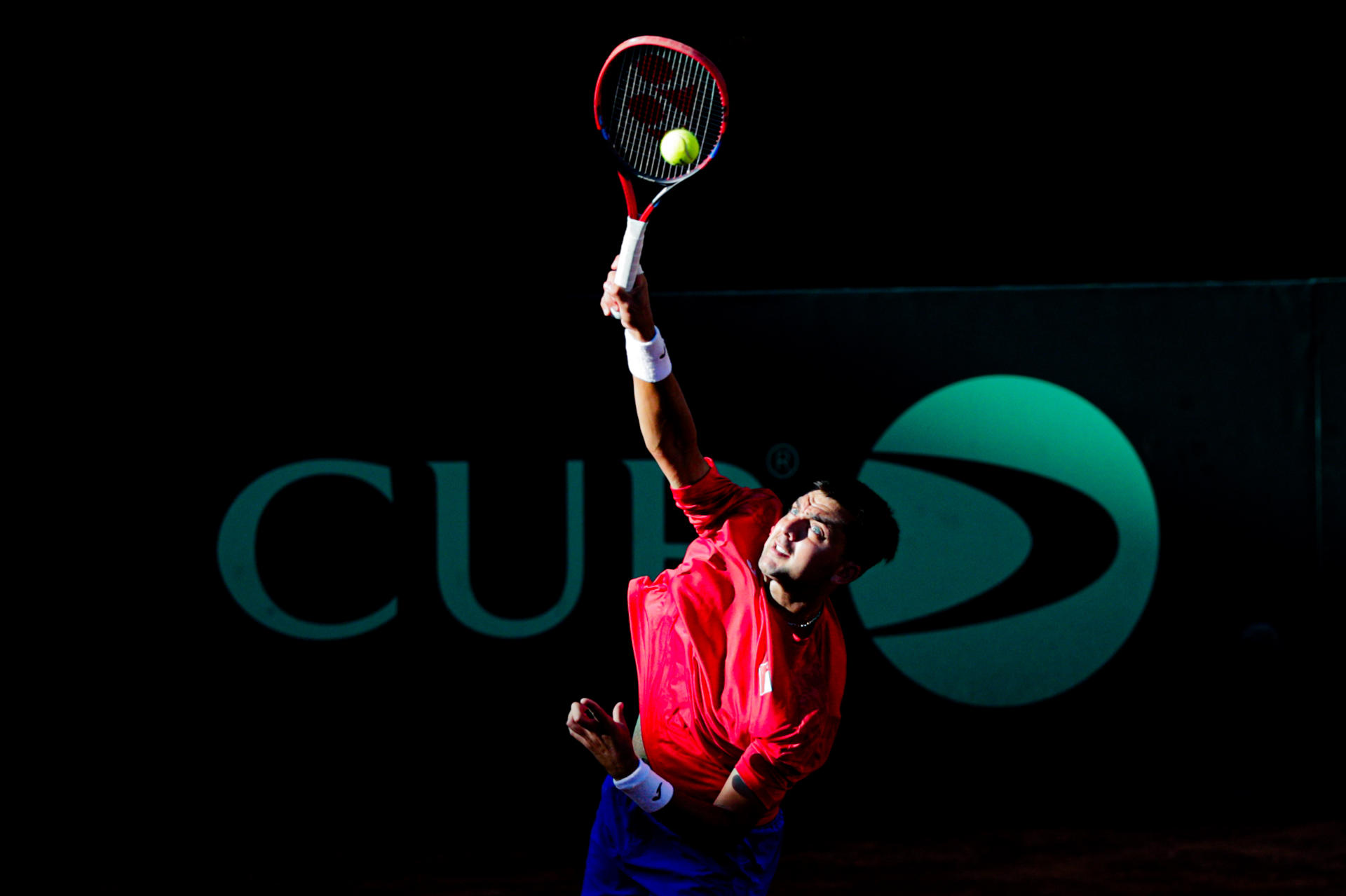 Tomas Barrios sirve una bola durante el partido de dobles de la Copa Davis que protagonizó este sábado junto a Nicolás Jarry frente a los serbios Ivan y Matej Sabanov este sábado en el Estadio Nacional, en Santiago (Chile). EFE/ Ailen Díaz 