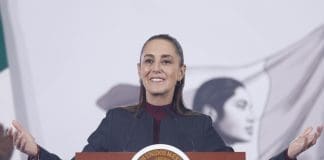 México abre la puerta a un puente aéreo con Cuba tras el envío de ayuda humanitaria La presidenta de México, Claudia Sheinbaum, habla durante una rueda de prensa este viernes, en el Palacio Nacional de Ciudad de México (México). EFE/ Sáshenka Gutiérrez