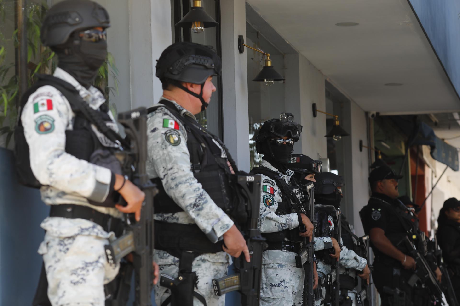 Integrantes de la Guardia Nacional custodian las instalaciones de una comisaría este jueves, en el municipio de Tequila, Jalisco (México). EFE/ Francisco Guasco
