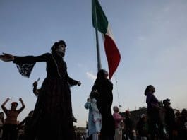 Ciudad de México celebra un baile multitudinario rumbo a un Mundial “sin fronteras” El Gobierno de la Ciudad de México celebró este viernes una fiesta comunitaria con música, actuaciones y bailes para mandar un mensaje de "amor" a través de un evento de preparación para el Mundial de Fútbol de este año, el cual pidieron fuera un torneo "sin fronteras" y de unión entre los distintos países. Imagen de archivo. EFE/ José Mendez