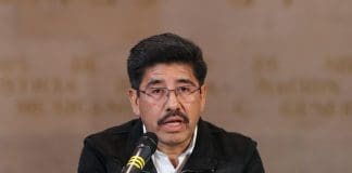 Polémica en México por video de colaboradora limpiando zapatos al presidente del Supremo El presidente de la Suprema Corte de Justicia de la Nación de México, Hugo Aguilar Ortiz, habla en una rueda de prensa en Ciudad de México (México). Imagen de archivo. EFE/ Mario Guzmán