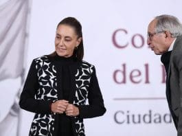 México pide mantener “la calma” ante brote de sarampión y refuerza vacunación infantil El secretario de Salud, David Kershenobich (d), habla con la presidenta de México, Claudia Sheinbaum, durante una rueda de prensa este miércoles, en Palacio Nacional de la Ciudad de México (México). EFE/Mario Guzmán