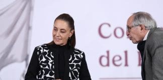 México pide mantener “la calma” ante brote de sarampión y refuerza vacunación infantil El secretario de Salud, David Kershenobich (d), habla con la presidenta de México, Claudia Sheinbaum, durante una rueda de prensa este miércoles, en Palacio Nacional de la Ciudad de México (México). EFE/Mario Guzmán