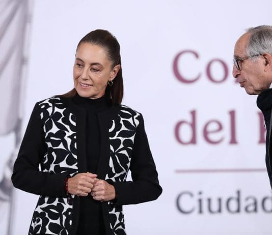 México pide mantener “la calma” ante brote de sarampión y refuerza vacunación infantil El secretario de Salud, David Kershenobich (d), habla con la presidenta de México, Claudia Sheinbaum, durante una rueda de prensa este miércoles, en Palacio Nacional de la Ciudad de México (México). EFE/Mario Guzmán