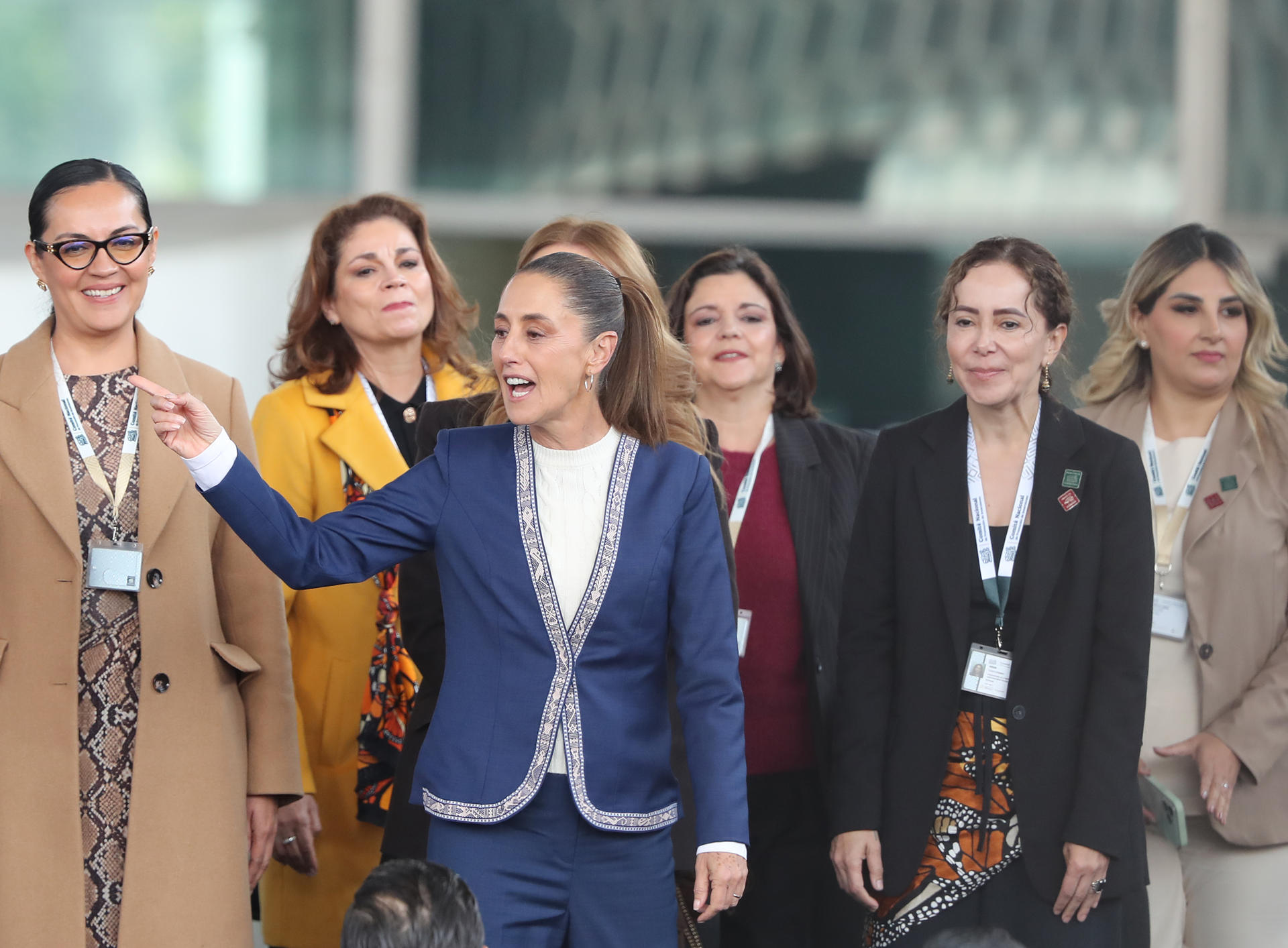 La presidenta de México Claudia Sheinbaum (c), habla al término de un acto protocolario este miércoles, en el Museo Nacional de Antropología en Ciudad de México (México). EFE/ Mario Guzmán

