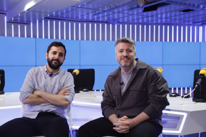 El tándem de periodistas españoles Aimar Bretos (d) y Víctor Olazábal (i) está inmerso en otro proyecto sonoro con un tema también 