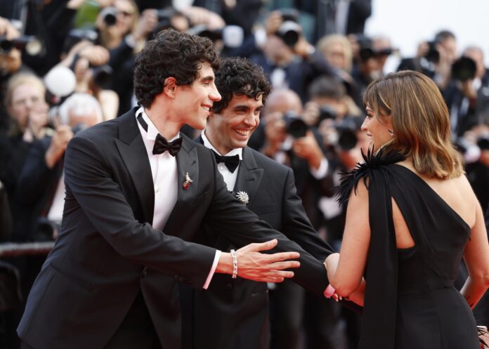 (De izquierda a derecha) Javier Ambrossi, Javier Calvo y Penélope Cruz asisten al estreno de 'La Bola Negra' durante el 79º Festival de Cine de Cannes, en Cannes, Francia, el 21 de mayo de 2026. El festival se celebra del 12 al 23 de mayo de 2026. (Cine, Francia) EFE/EPA/TERESA SUAREZ
