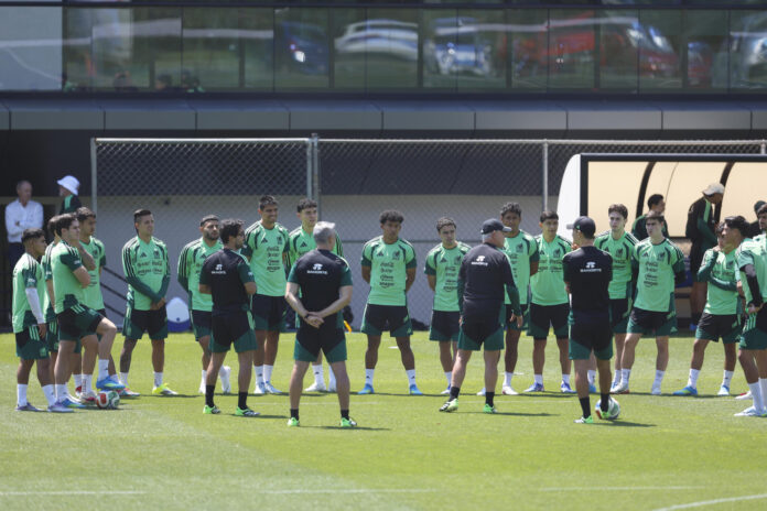 Integrantes del cuerpo técnico y jugadores de la selección mexicana de fútbol participan en un entrenamiento en el Centro de Alto Rendimiento (CAR) este miércoles, en Ciudad de México (México). EFE/Sáshenka Gutiérrez
