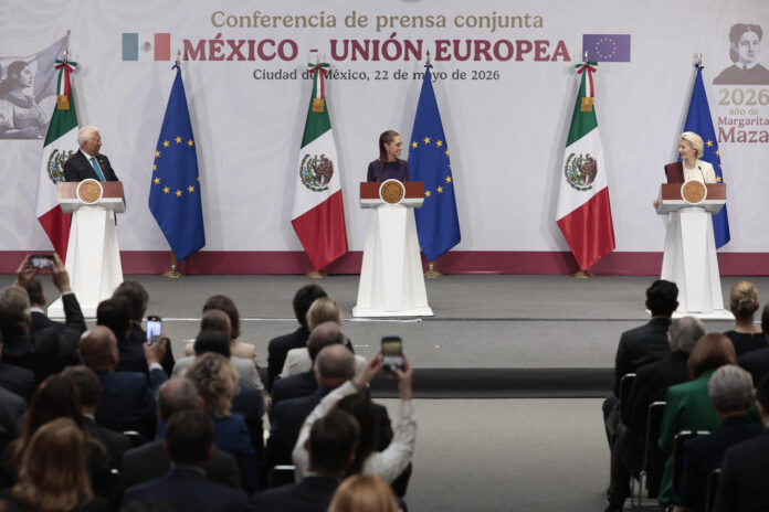 La presidenta de México, Claudia Sheinbaum (c), el presidente del Consejo Europeo, António Costa, y la presidenta de la Comisión Europea, Ursula von der Leyen, asisten a una rueda de prensa este viernes, en el Palacio Nacional de Ciudad de México (México). EFE/ José Méndez
