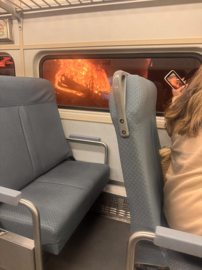 Al menos cinco trabajadores ferroviarios resultaron heridos, dos de ellos de gravedad, tras registrarse en la madrugada de este viernes un incendio en un tren de mantenimiento en la estación de Penn Station de Nueva York. EFE/ @grep_now en X - SOLO USO EDITORIAL/SOLO DISPONIBLE PARA ILUSTRAR LA NOTICIA QUE ACOMPAÑA (CRÉDITO OBLIGATORIO) -
