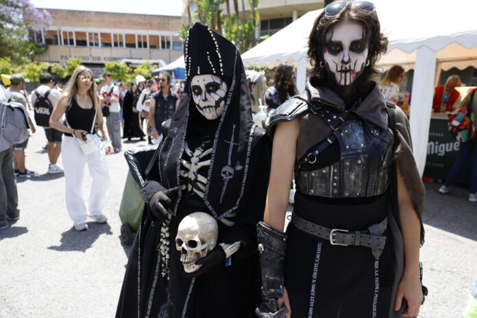 Miles de aficionados a la cultura pop se dan cita este fin de semana en la décima edición de FreakCon, en Torremolinos (Málaga), un evento que cuenta con más de sesenta invitados nacionales e internacionales y más de seiscientas horas de programación dirigidas a públicos de todas las edades. EFE/ Jorge Zapata

