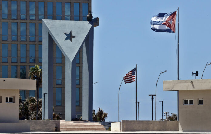 Fotografía de archivo que muestra un área de la sede de la Embajada de Estados Unidos en La Habana (Cuba). EFE/ Ernesto Mastrascusa
