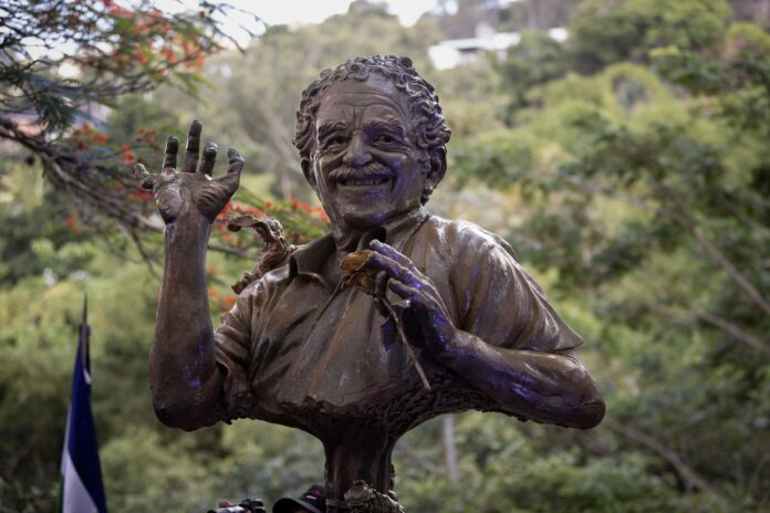 Fotografía que muestra una escultura del nobel colombiano Gabriel García Márquez, realizada por el artista venezolano Carlos Jairrán con el apoyo del Banco de Desarrollo de América Latina y el Caribe y la Embajada de Colombia, este miércoles durante un acto de la Alcaldía de Baruta, en Caracas (Venezuela). EFE/ Ronald Peña R
