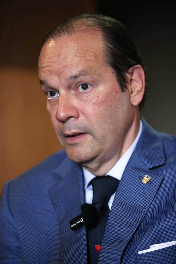 Fotografía de archivo del 12 de abril de 2026 que muestra al canciller de Panamá, Javier Martínez-Acha, hablando durante entrevista con EFE, en Asunción (Paraguay). EFE/ Juan Pablo Pino
