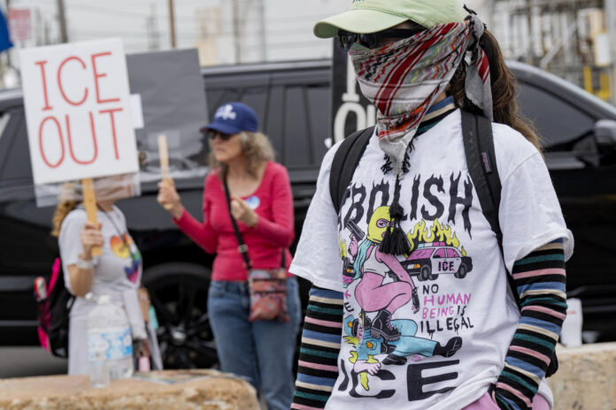 Personas se manifiestan frente al centro de detención de inmigrantes Delaney Hall este miércoles, en Nueva Jersey (EE.UU.). EFE/ Ángel Colmenares
