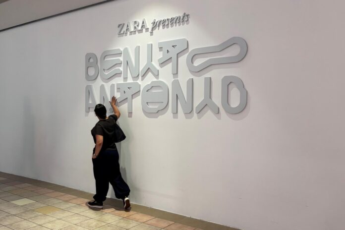 Una persona observa el logo de la nueva colección exclusiva 'Benito Antonio' este martes, en la tienda de la marca española Zara en el centro comercial Plaza Las Américas de San Juan (Puerto Rico). EFE/ Esther Alaejos
