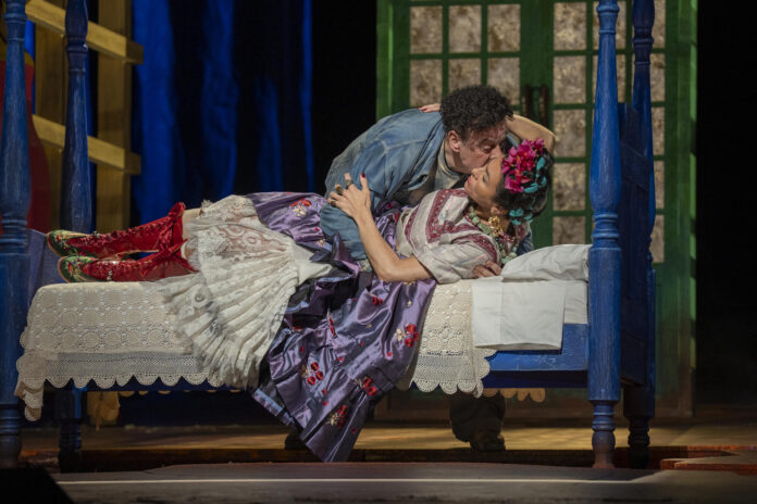 Los artistas Carlos Álvarez (c-arriba) e Isabel Leonard participan en el ensayo de la ópera el 'Ultimo Sueño de Frida y Diego' en el Metropolitan Opera, en Nueva York (Estados Unidos). EFE/ Ángel Colmenares
