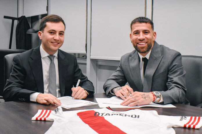 Fotografía cedida por el club argentino River Plate de su presidente, Stéfano Di Carlo (i), y el nuevo refuerzo, el defensor Nicolás Otamendi (d. EFE/ River Plate /SOLO USO EDITORIAL/NO VENTAS/SOLO DISPONIBLE PARA ILUSTRAR LA NOTICIA QUE ACOMPAÑA (CRÉDITO OBLIGATORIO)
