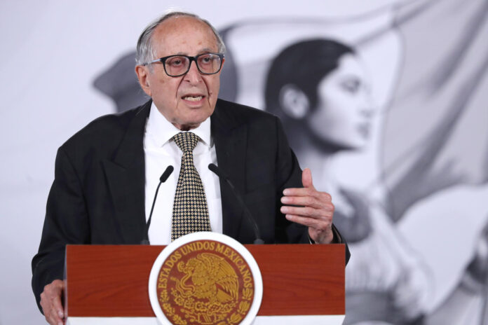 El secretario de Salud, David Kershenobich, habla durante una rueda de prensa este martes en el Palacio Nacional de la Ciudad de México (México). EFE/Mario Guzmán
