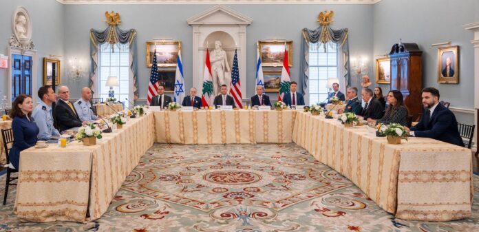 Fotografía tomada de la cuenta oficial de la red social X @statedeptspox del portavoz del Departamento de Estado de Estados Unidos, Tommy Pigott, de las delegaciones de Israel y el Líbano durante una nueva ronda de negociaciones de paz este viernes, en Washington (Estados Unidos). EFE/ @statedeptspox /SOLO USO EDITORIAL /NO VENTAS /SOLO DISPONIBLE PARA ILUSTRAR LA NOTICIA QUE ACOMPAÑA /CRÉDITO OBLIGATORIO
