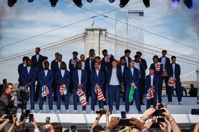 Jugadores de Estados Unidos posan para una foto de equipo en el escenario durante la presentación de la plantilla de Estados Unidos para el Mundial. EFE/EPA/KENA BETANCUR
