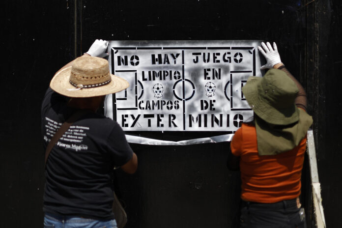 Familiares de personas desaparecidas pegan carteles de protesta este sábado, en Ciudad de México (México). EFE/ Sáshenka Gutiérrez
