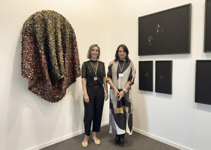 La artista Estefanía Tarud y la directora de la galería chilena Aninat, Isabela Ninat, junto a sus obras en la 9ª edición de ARCOlisboa este viernes. Bordados, cerámica y tejidos son algunas de las temáticas más repetidas en la propuesta de las galerías españolas y latinoamericanas presentes en la 9º edición de ARCOlisboa, quienes han apostado por las artistas para abordar temas diversos como los abusos, la cotidianidad o el reconocimiento. EFE/ Blas Díaz
