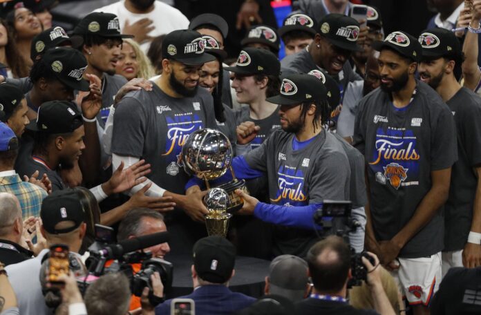 Jugadores de New York Knicks celebran este lunes la conquista de la Conferencia Este de la NBA por primera vez desde 1999 y la clasificación a las Finales de la NBA. EFE/EPA/DAVID MAXWELL SHUTTERSTOCK OUT
