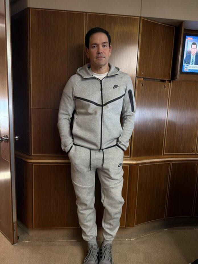 Fotografía tomada de la cuenta @StevenCheung47 en X del director de comunicaciones de la Casa Blanca, Steve Cheung, que muestra al secretario de Estado de Estados Unidos, Marco Rubio, posando en el avión presidencial, rumbo a China, con la ropa deportiva que llevaba el expresidente de Venezuela, Nicolás Maduro, durante su captura el pasado 3 de enero por parte de las Fuerzas Armadas estadounidenses. EFE/ @StevenCheung47 /SOLO USO EDITORIAL/NO VENTAS/SOLO DISPONIBLE PARA ILUSTRAR LA NOTICIA QUE ACOMPAÑA (CRÉDITO OBLIGATORIO)

