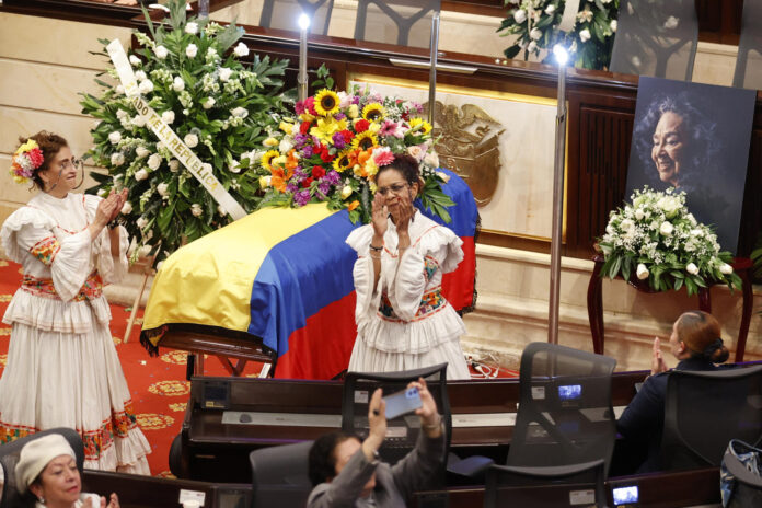 Integrantes de la agrupación musical Los Tambores de Totó participan en un homenaje a la cantante colombiana Totó La Momposina este miércoles, en el Salón Elíptico del Congreso de Colombia, en Bogotá (Colombia). EFE/ Mauricio Dueñas Castañeda
