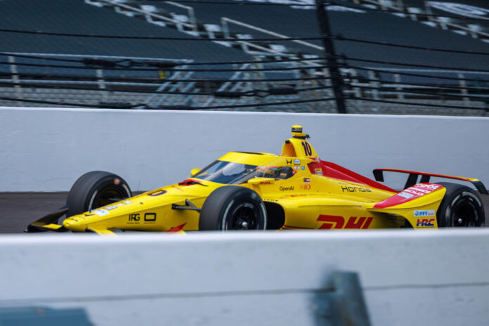 El piloto español Alex Palou del equipo Chip Ganassi compite durante las clasificaciones a las 500 millas de Indianápolis en el Indianapolis Motor Speedway. EFE/ Jeremy Hogan
