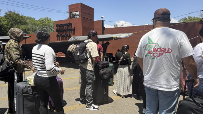 Personas esperan afuera del Aeropuerto Internacional de Oaxaca este viernes, en Oaxaca (México). EFE/ Jesús Méndez
